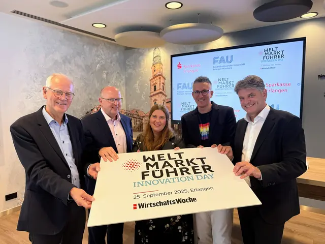 Vertreter der FAU und der Stadt- und Kreissparkasse Erlangen Höchstadt Herzogenaurach luden zum Weltmarktführer Innovation Day 2025: (v.l.) Prof. Dr. Siegfried Balleis, Vorsitzender des Unibundes der FAU, Johannes von Hebel, Vorstandsvorsitzender Stadt- und Kreissparkasse Erlangen Höchstadt Herzogenaurach, Kathrin Hug, S-Projekte, Prof. Dr. Sven Laumer, Inhaber des Schöller Stiftungslehrstuhls für Wirtschaftsinformatik und FAU-Präsident Prof. Dr. Joachim Hornegger,  | Foto: FAU/Kurt Fuchs)