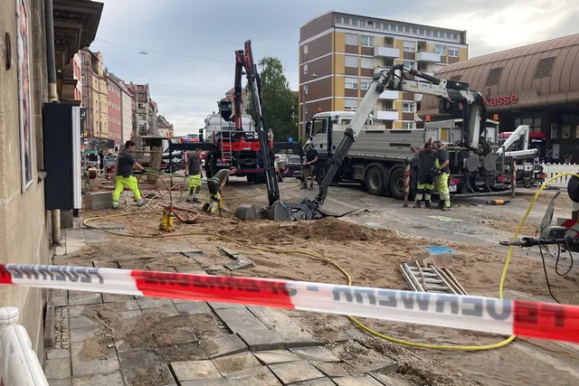 Der Energieversorger N-Ergie hat am Mittwoch, 16. Juli 2025, mit der Reparatur eines schadhaften Wasserrohrs in der Maximilianstraße begonnen. Die Arbeiten sollen an einem Tag abgeschlossen werden. Die folgenden Straßenbauarbeiten dauern an und bringen Verkehrseinschränkungen mit sich. | Foto: Silke Weiß / N-Ergie Aktiengesellschaft