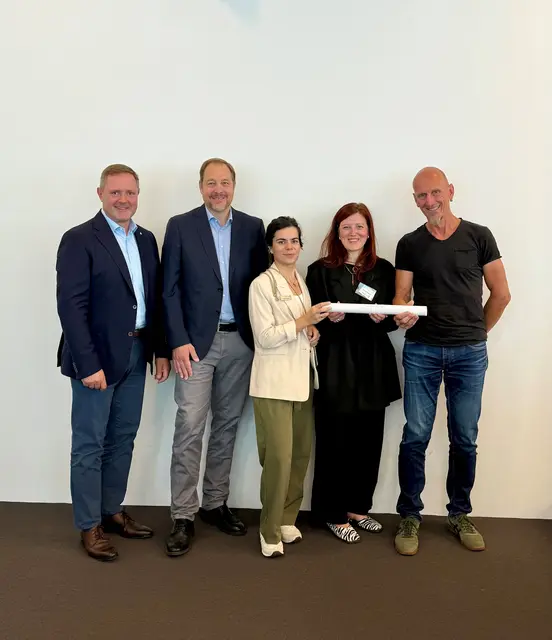 v.l.n.r.: Landrat Bernd Obst (Landratsamt Fürth), Tobias Limbrunner (Vorstand PSAG ER-FÜ, Wabe e.V.), Tansu Shaw (Geschäftsführerin PSAG ER-FÜ, Landratsamt Fürth – Sozialpädagogischer Dienst), Sheila Fleissner (Geschäftsführerin PSAG ER-FÜ, Landratsamt Fürth – Sozialpädagogischer Dienst), Günther Engel (Vorstand PSAG ER-FÜ, Psychosoziale Beratungsstelle der Caritas Fürth). | Foto: Landratsamt Fürth
