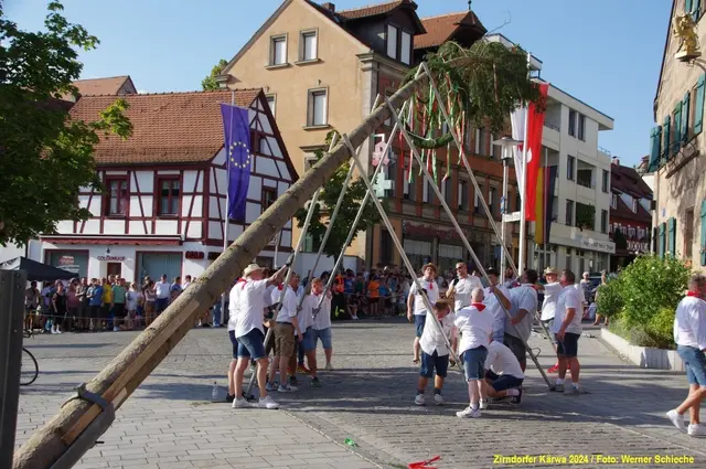 Um 17 Uhr wird am Freitag der Kärwabaum auf dem Marktplatz aufgestellt. | Foto: Werner Schieche