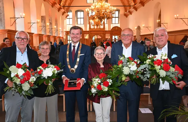 Am Mittwoch, 16. Juli 2025, hat Oberbürgermeister Marcus König im Historischen Rathaussaal die Bürgermedaille 2025 verliehen an (v.l.) Dr. Helmuth Sörgel, Nanette Lehner, in der Mitte Oberbürgermeister Marcus König, Meral Akkent, Dr. Peter Küfner und Peter Brandmann. | Foto: Christine Dierenbach/Stadt Nürnberg
