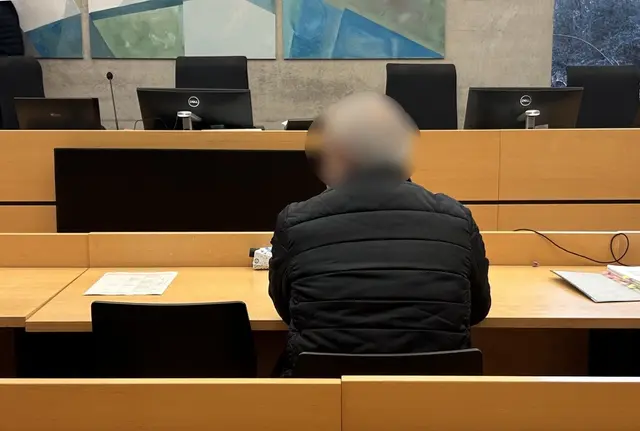 Der angeklagte Sohn schüttelte im Prozess immer wieder den Kopf. (Archivbild) | Foto: © Angelika Resenhoeft/dpa