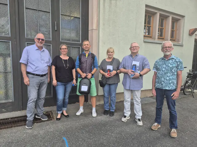 Zirndorfs Bürgermeister Thomas Zwingel (l.), Stadtradeln-Koordinatorin Nadja Bayer (2. v. l.) und Abteilungsleiter Gerhard Klein (r.) mit den Gewinnern der Hauptpreise der diesjährigen Stadtradeln-Aktion vor der Zirndorfer Feuerwache. | Foto: Stadt Zirndorf