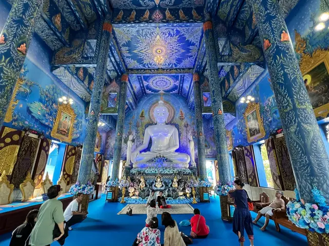 Die meisten Thais sind tiefgläubig und spenden viel Geld an Tempel.  | Foto: Carola Frentzen/dpa (Archivbild)