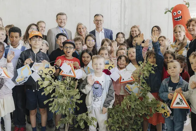 Gruppenbild mit Wunschbäumen und Maskottchen Frizzi: Oberbürgermeister Marcus König (hintere Reihe, 5. v. l.), Schirmherrin Karin Baumüller-Söder (hintere Reihe, 6. v. l.) und der Vorstandsvorsitzende des Klinikums, Prof. Dr. Achim Jockwig (hintere Reihe, 7. v. r.) sagen Danke für die kreativen Ideen von den Kindern aus dem Beteiligungsprojekt mit dem Jugendamt der Stadt Nürnberg.  | Foto: Giulia Iannicelli / Klinikum Nürnberg