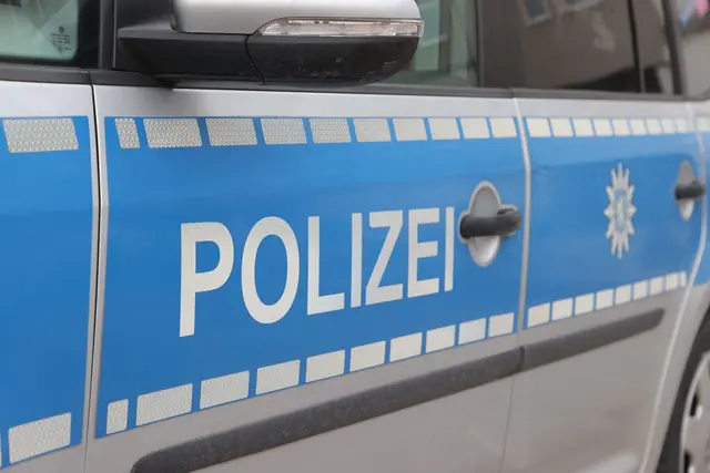 Der Polizei ist wegen einer mutmaßlichen Bombendrohung im Einsatz. | Foto: Bodo Schackow/dpa