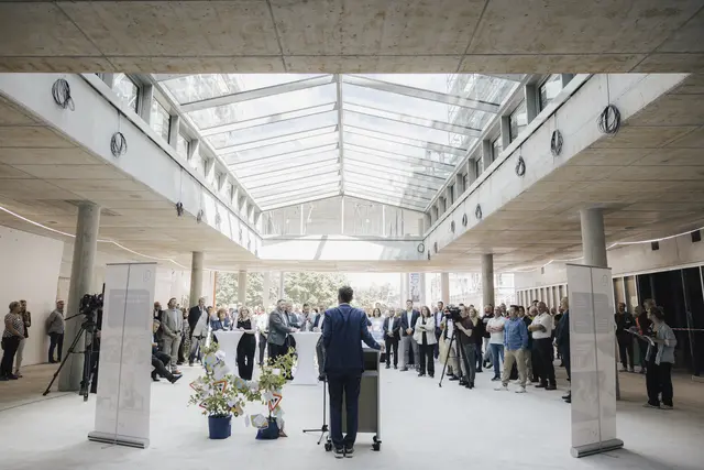 Erste Rede in der neuen Eingangshalle: Der Vorstandsvorsitzende des Klinikums, Prof. Dr. Achim Jockwig, begrüßt die Gäste beim Neubaufest im künftigen Friedl Schöller-Haus. | Foto: Giulia Iannicelli / Klinikum Nürnberg