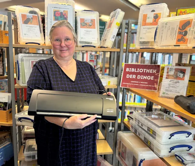 Das Laminiergerät aus der „Bibliothek der Dinge“ ist ein Geheimtipp der Bibliothekarin Susanne Höcker. | Foto: Stadt Roth