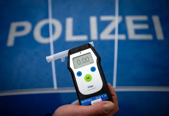 Die Versicherungsbranche fordert eine Ausweitung des Alkoholverbots am Steuer für junge Fahrer.  | Foto: Soeren Stache/dpa (Archivbild)