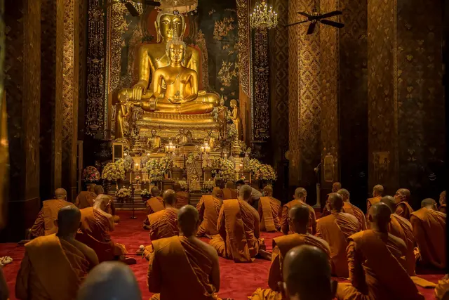 Mönche werden von der größtenteils buddhistischen Bevölkerung Thailands tief verehrt und gelten als moralische Vorbilder.  | Foto: Peerapon Boonyakiat/SOPA Images via ZUMA Press Wire/dpa (Archivbild)