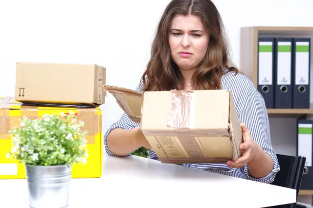 Wenn die Pakete verspätet kommen, und dann auch noch der Inhalt beschädigt ist, weil ein DHL-Mitarbeiter diese unsanft behandelt haben, ist der Frust doppelt groß. | Foto: Wellnhofer Designs-stock.adobe.com (Symbolbild)