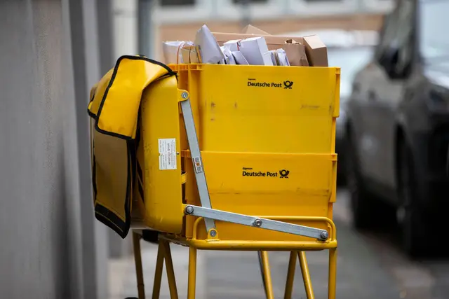 Auch diese Briefe sollen doch bitte im richtigen Briefkasten landen. | Foto: Thomas Banneyer/dpa (Archivfoto)