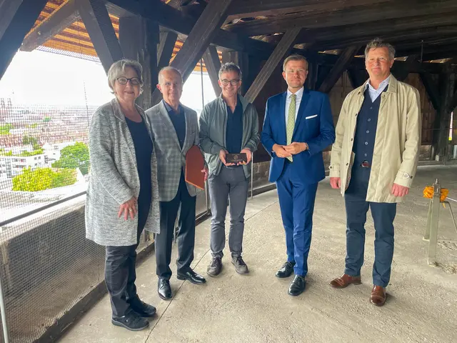 Die Stadt Nürnberg hat den Laufertorturm zusammen mit der Deutschen Stiftung Denkmalschutz und der Gerlind &amp; Ernst Denert-Stiftung eingeweiht: Dr. Andrea Kluxen, Ortskuratorin der Deutschen Stiftung Denkmalschutz, Prof. Dr. Ernst Denert, Gerlind &amp; Ernst Denert-Stiftung, Andrew Schneider, Leiter des Hochbauamts, Oberbürgermeister Marcus König und Guido Siebert, Teamleiter in der Denkmalförderung der Deutschen Stiftung Denkmalschutz (v.l.). | Foto: Stadt Nürnberg/ Friederike Herget