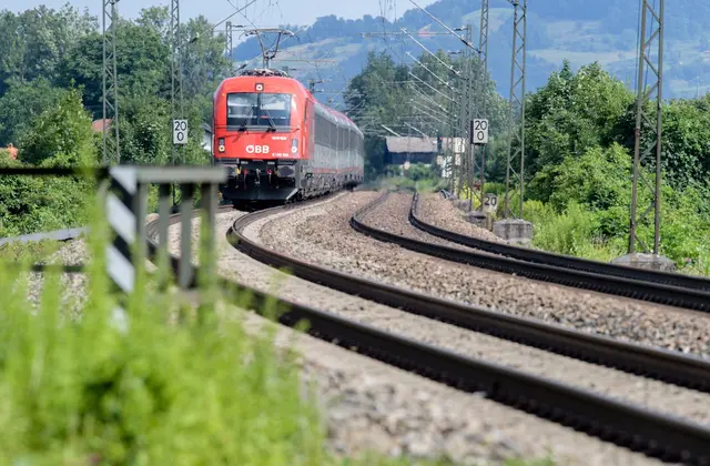 Eine umfassende Generalsanierung der Strecken München–Rosenheim und Rosenheim–Salzburg ist allerdings erst für 2027 geplant.  | Foto: Matthias Balk/dpa