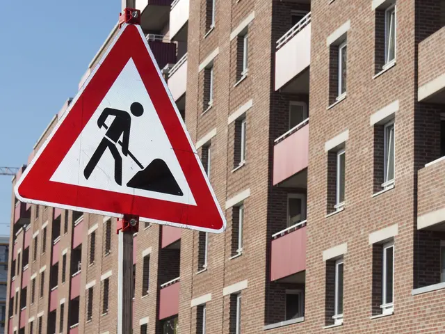 Im neuen Münchner Stadtteil Freiham entstehen viele geförderte Wohnungen. Doch im Saldo sinkt die Zahl der Sozialwohnungen in Bayern.  | Foto: Carsten Hoefer/dpa