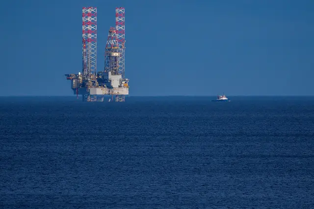 Ein Unternehmen ist bei der Suche nach Öl und Gas vor der polnischen Küste fündig geworden.  | Foto: Jens Büttner/dpa