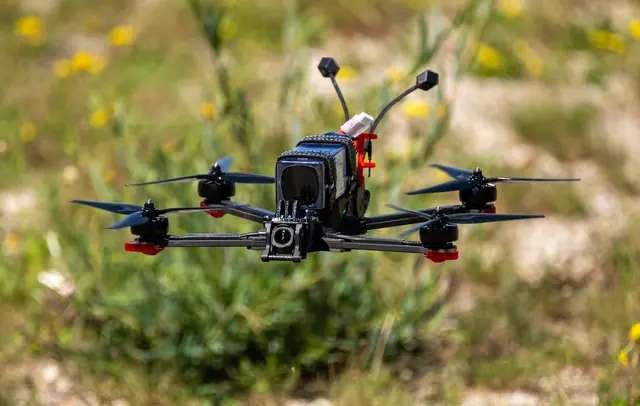 Die vier Männer nutzten für ihre Diebestouren Drohnen.  | Foto: Peter Kneffel/dpa (Symbolbild)