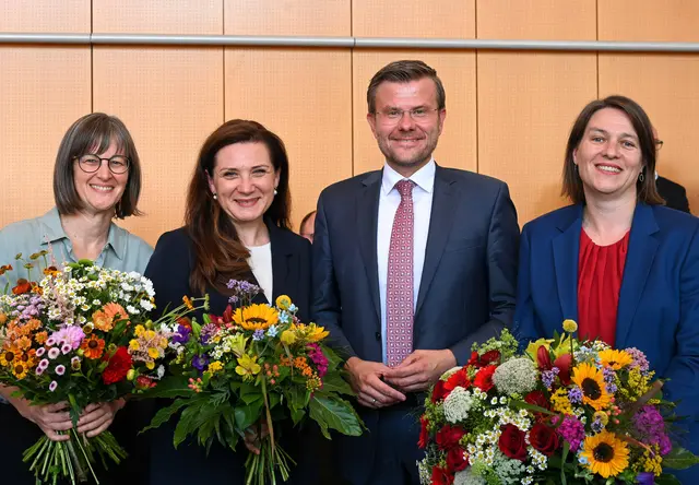 Der Nürnberger Stadtrat hat in seiner Sitzung am Mittwoch, 23.Juli 2025, die drei berufsmäßigen Stadträtinnen (von links) Britta Walthelm, Cornelia Trinkl und Elisabeth Ries in ihrem Amt bis zum 30. September 2027 bestätigt. Oberbürgermeister Marcus König gratuliert.
 | Foto: Christine Dierenbach/Stadt Nürnberg