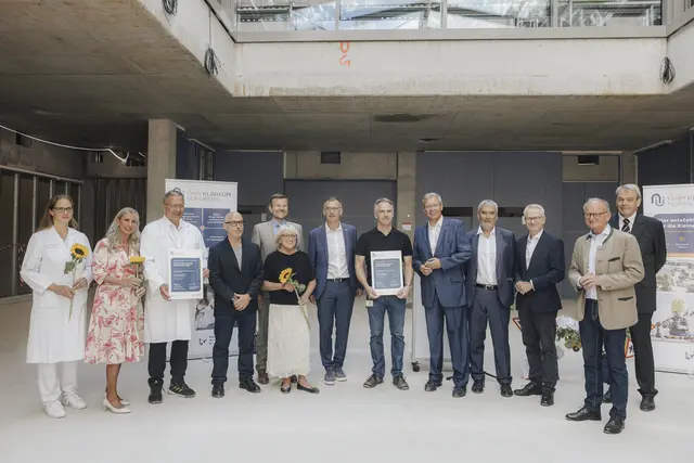 
Die Preisträgerinnen und Preisträger Oberärztin Dr. Sabine Bodendorf (li.), Chefarzt Dr. Karl Bodenschatz (3.v.li.), Hanne Henke (6.v.li.) und Oliver Gruber (8.v.li.), beide Klabautermann e.V., freuten sich auf dem Neubaufest des Kinderklinikums über die Verleihung des Friedl Schöller-Preises 2025.
Es gratulierten: Schirmherrin Karin Baumüller-Söder (2.v.li.), Rainer Hattenberger, Schöller-Stiftungen (4.v.li.), Oberbürgermeister Marcus König (5.v.li.), Prof. Dr. Achim Jockwig, Klinikum Nürnberg (7.v.li.), Prof. Dr. Roland Fleck (9.v.li.), Gerhard Thoma (10.v.li.), Dr. Michael Kläver (11.v.li.) und Dr. Christoph von Imhoff (12.v.li.), alle Schöller-Stiftungen, sowie Generalplaner Dr. Michael Ludes (re.). | Foto: Klinikum Nürnberg