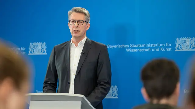 Kunstminister Markus Blume hat einen Zwischenbericht zu Untersuchungen der Bayerischen Staatsgemäldesammlungen vorgelegt.  | Foto: Leonie Asendorpf/dpa (Archivfoto)