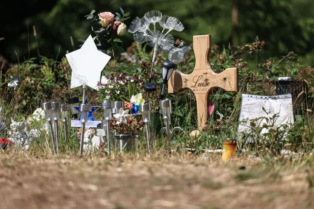 Am Waldrand wurde die Zwölfjährige getötet - eine kleine Gedenkstätte erinnert dort an das Mädchen.  | Foto: Oliver Berg/dpa
