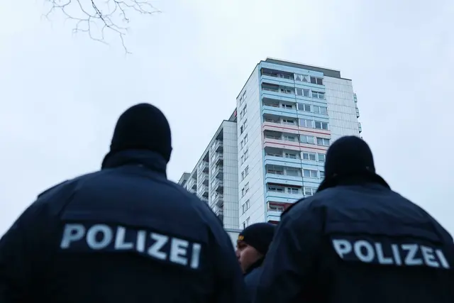 Der Feuerlöscher hatte damals eine zufällig vorbeikommende Rollstuhlfahrerin nur knapp verfehlt.  | Foto: Daniel Löb/dpa