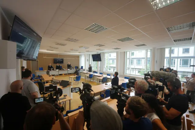 Die Öffentlichkeit durfte zunächst nur zu Beginn der Verhandlung in den Raum. | Foto: Thomas Frey/dpa
