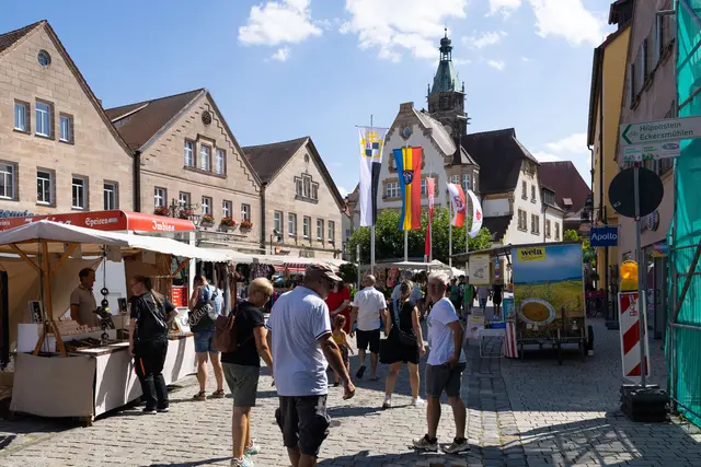 Am Marktplatz und in der Hauptstraße wird an den Marktsonntagen flaniert und
eingekauft.
 | Foto: Guntram Rudolph