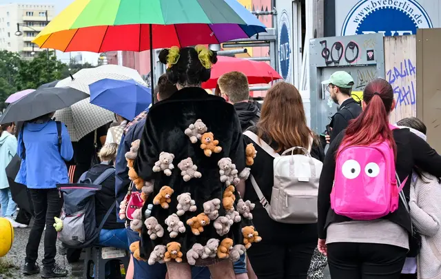 Viele Menschen harrten vor dem Einkaufszentrum aus. | Foto: Jens Kalaene/dpa