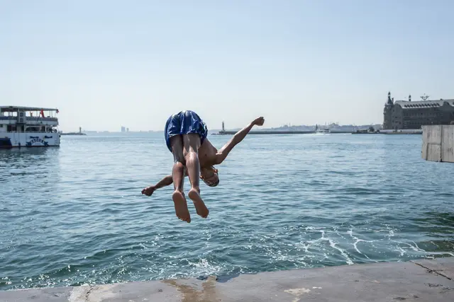 Urlaub: Wer kann, sollte südländische Großstädte meiden.
 | Foto: Onur Dogman/SOPA Images via ZUMA Press Wire/dpa (Symbolbild)
