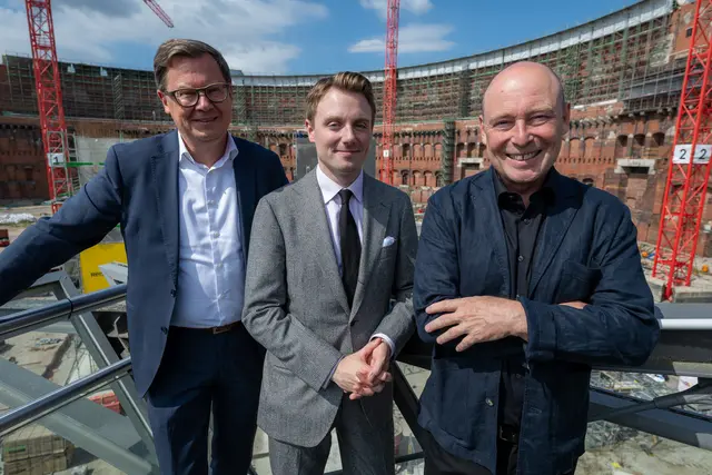Begrüßung in Nürnberg (v.l.): Christian Ruppert (Geschäftsführender Direktor und Stiftungsvorstand), Killian
Farrell (Designierter Generalmusikdirektor), Jens-Daniel
Herzog (Staatsintendant und Stiftungsvorstand).  | Foto: © David Klumpp