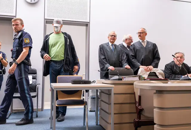 Der mutmaßliche Haupttäter kommt vor der Urteilsverkündung im Fall des Diebstahls des Manchinger Keltengoldes in den Gerichtssaal. | Foto: Peter Kneffel/dpa