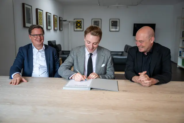 Ab der Spielzeit 2027/28 leitet Killian Farrell die Staatsphilharmonie Nürnberg an Bayerns größtem Mehrspartenhaus (v.l.): Christian Ruppert (Geschäftsführender Direktor und Stiftungsvorstand), Killian
Farrell (Designierter Generalmusikdirektor), Jens-Daniel
Herzog (Staatsintendant und Stiftungsvorstand). | Foto: © David Klumpp