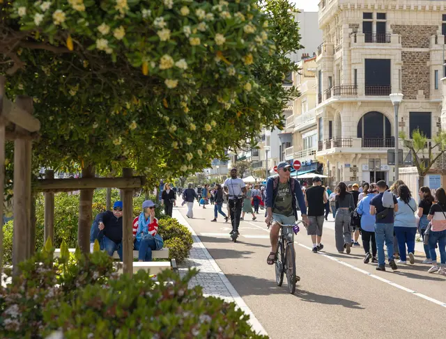 Strandtouristen in Les Sables-d'Olonne sollen nicht mehr in Badekleidung und mit nacktem Oberkörper in die Stadt hineinlaufen. | Foto: -/Stadtverwaltung Les Sables-d'Olonne/dpa (Symbolfoto)