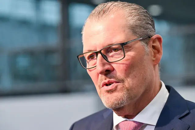 BDA-Chef Dulger: «Eine wöchentliche Höchstarbeitszeit passt besser in das Zeitalter der Digitalisierung als die strikte tägliche Höchstarbeitszeit.»  | Foto: Peter Kneffel/dpa (Archivbild)