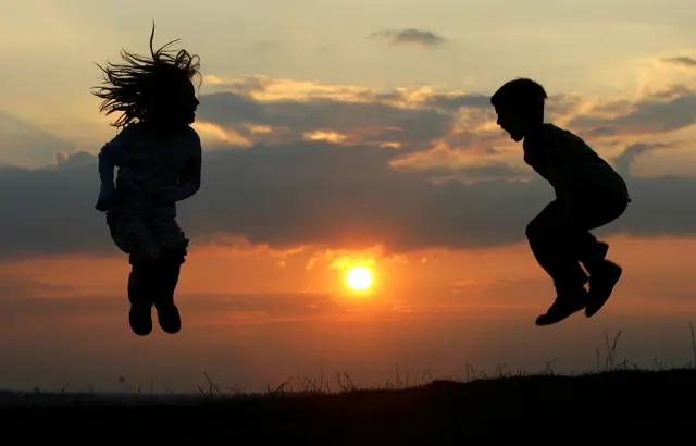 Im Juni geht die Sonne erst gegen 21.30 Uhr oder später unter.  | Foto: Arno Burgi/dpa (Symbolbild)