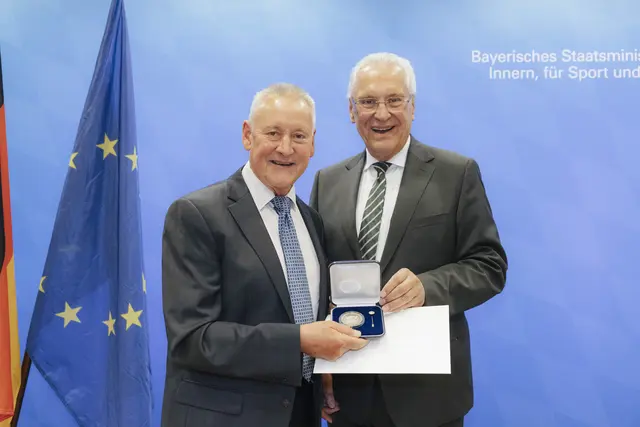 Bayerns Innenminister Joachim Hermann (r.)  hat den Fürther Oberbürgermeister Thomas Jung mit der „Kommunalen Verdienstmedaille“ in Gold gewürdigt.  | Foto: BayStMi