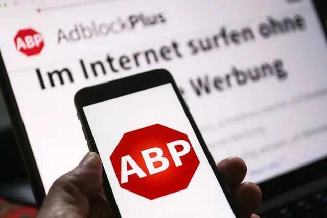 In dem Rechtsstreit geht es um einen Werbeblocker des Kölner Unternehmens Eyeo.  | Foto: Oliver Berg/dpa (Archivbild)