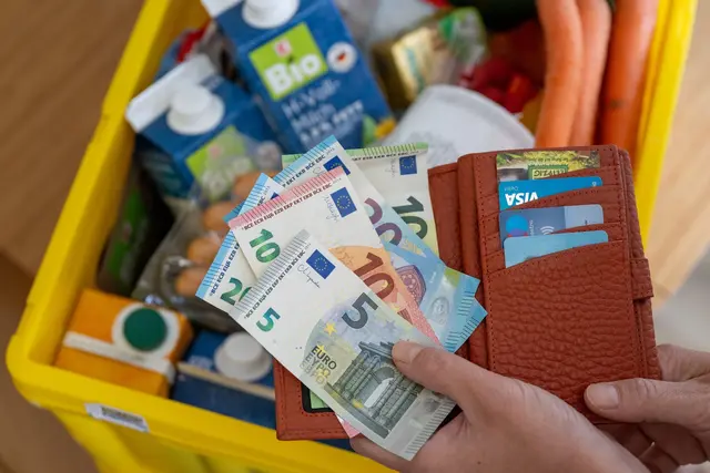 Die Inflation entscheidet über die Kaufkraft der Konsumenten. | Foto: Hendrik Schmidt/dpa