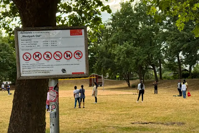 Der Rahmenplan soll den Menschen in diesem Umfeld eine grüne Perspektive vor der Haustür bieten – eine Parkanlage, die zum Spielen, zur Erholung, zur Bewegung und zum Naturerleben einlädt. In einer Stadt der kurzen Wege werden wohnortnahe Räume gebraucht, die alle Generationen und Milieus verbinden. | Foto: André Winkel / Stadt Nürnberg