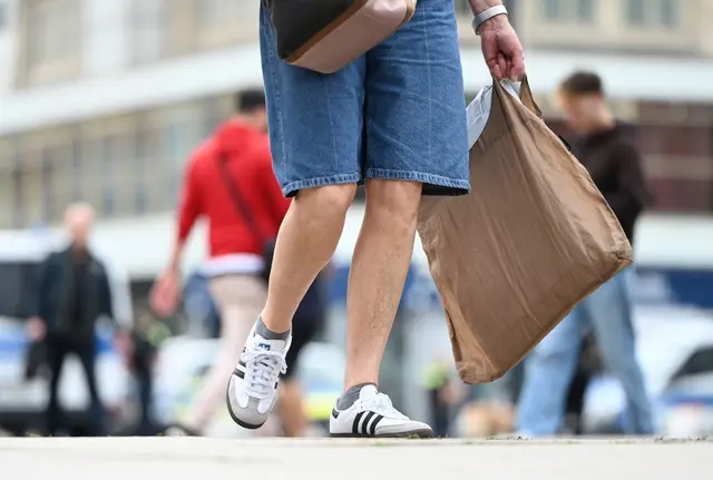 Wer Ende Juli und Anfang August nach Sommer- und Bademode sucht, kann sich in vielen Läden über Schnäppchen freuen. | Foto: Malin Wunderlich/dpa (Symbolfoto)