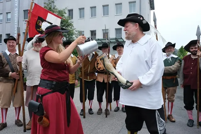 Die Verteidiger der Stadt Altdorf bei der Aufstellung zum Wachaufzug am letzten Festspielsonntag.
Die medizinische Hilfe (Mineralwasser) wird in ein Trinkhorn eingefüllt.
 | Foto: privat