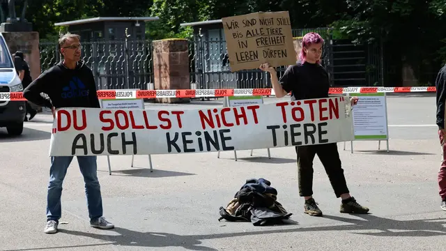 Aktivistinnen und Aktivisten protestierten wiederholt gegen die Tötung. | Foto: Daniel Löb/dpa