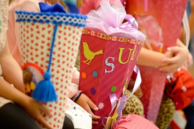 Für die Spätstarter geht die Schule bei mildem Herbstwetter wieder los. | Foto: Peter Steffen/dpa (Symbolbild)
