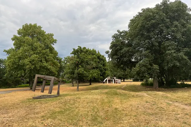 Mit seinem alten Baumbestand und seiner abwechslungsreichen Gestaltung erinnert der Westpark – vor allem im westlichen Teil – an einen englischen Landschaftspark. | Foto: André Winkel / Stadt Nürnberg