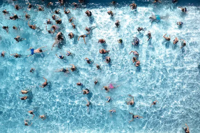 Laut DWD ist der Juli oft der wärmste Monat des Jahres. Für die Frühstarter heißt es bei Hitze: Ab ins Schwimmbad! | Foto: Sebastian Kahnert/dpa (Symbolbild)