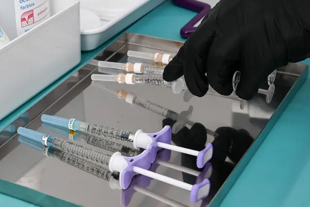 Das beklagte Unternehmen bietet Unterspritzungen mit Hyaluron und Botox an.  | Foto: Jens Kalaene/dpa-Zentralbild/ZB (Symbolbild)