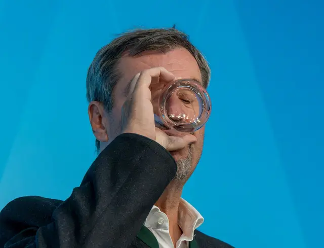 Wasser kostet in Bayern künftig mehr - das hat das Kabinett von Markus Söder beschlossen. | Foto: Peter Kneffel/dpa