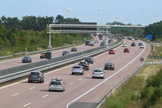 Urlauber mit einem frühen Ferienstart Ende Juni oder Anfang Juli haben in der Regel die besseren Karten. | Foto: Heiko Rebsch/dpa (Symbolbild)