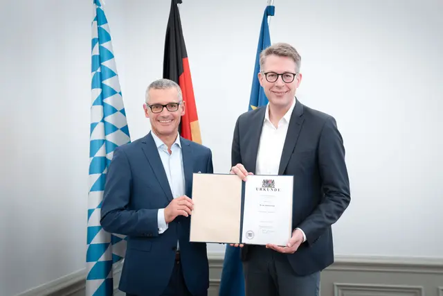 Ernennung: Wissenschaftsminister Blume (r.) und Michael Fraas.  | Foto: Axel König/StMWK